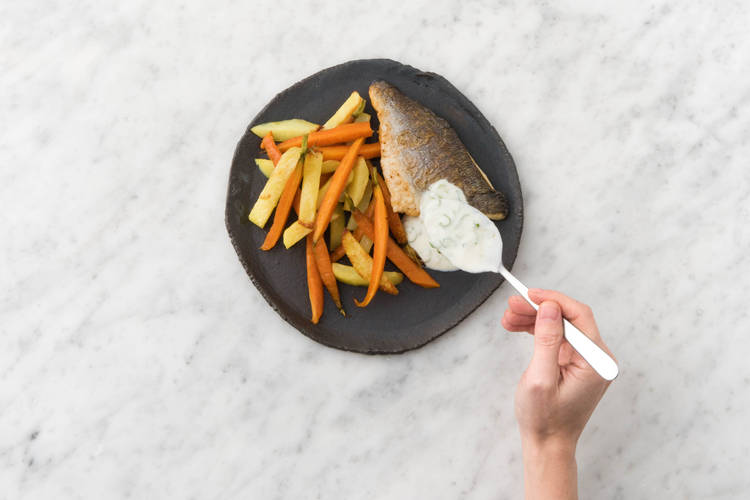Garneer met de bosui-yoghurtsaus