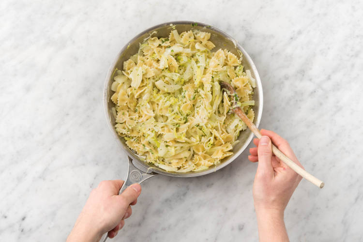 Voeg de farfalle, roomkaas en dragon toe