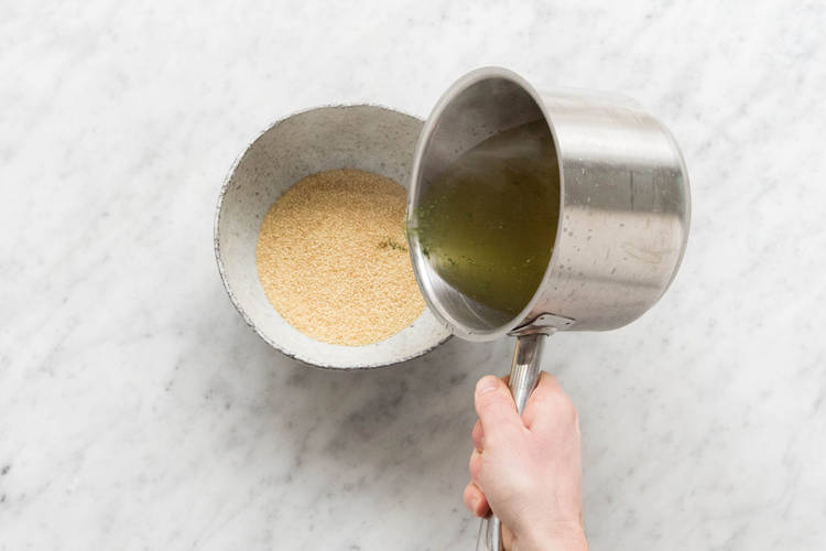 Heiße Flüssigkeit über den Couscous gießen