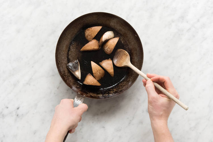 Portobellopilzstücke anbraten