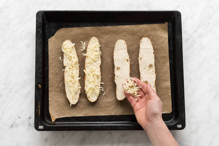 Laugenstangen mit Emmentaler bestreuen