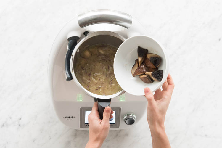 Portobellopilzstücke in den Mixtopf geben