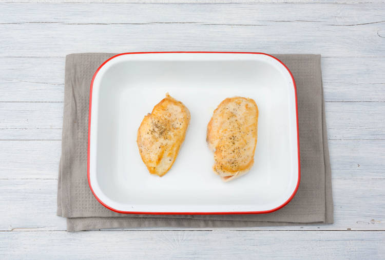 Hähnchenbrust in eine Auflaufform legen