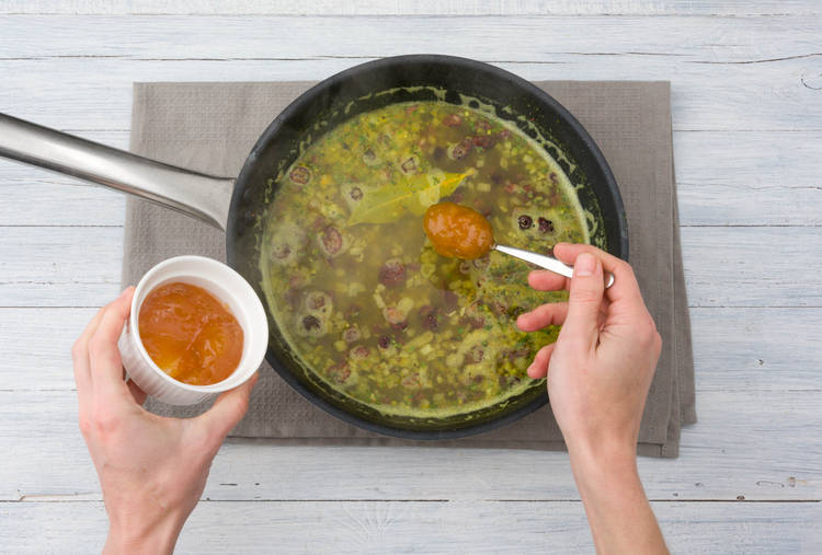 Aprikosenkonfitüre unterrühren