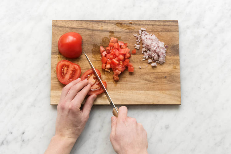 Strauchtomate grob würfeln