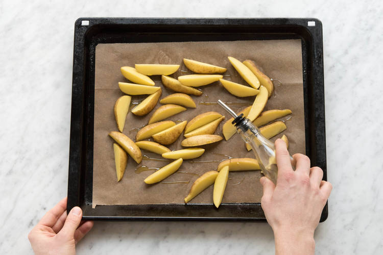 Wedges mit Olivenöl beträufeln