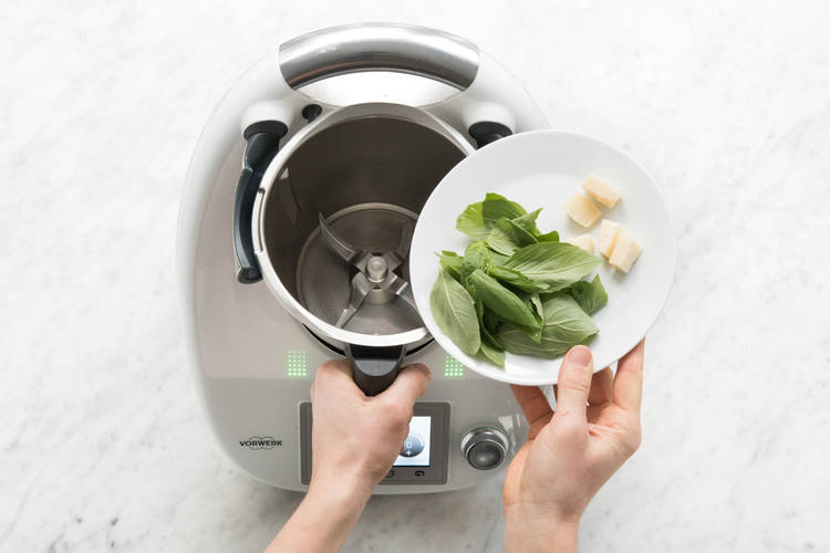 Pecorinostücke und Basilikum in den Mixtopf geben