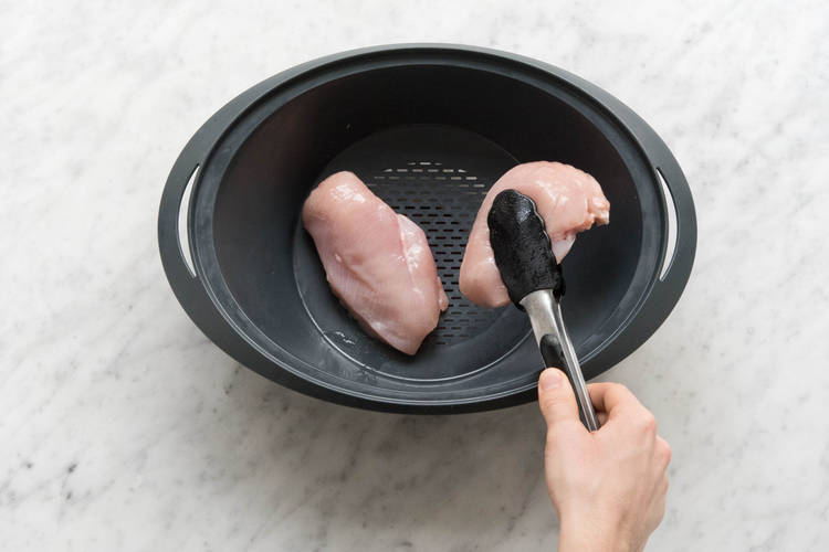 Hähnchenbrust in den Varoma Behälter geben