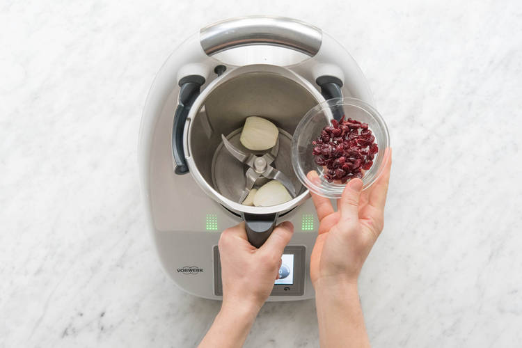 Cranberrys und Rosmarinnadeln in den Mixtopf geben