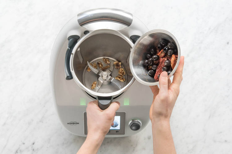 Getrocknete Tomaten, Oliven und Walnüsse in den Mixtopf geben