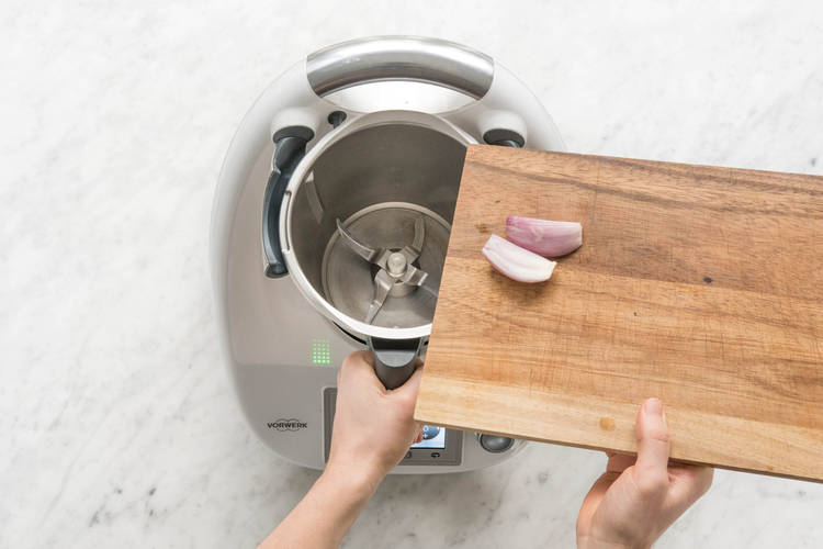 Schalottenhälften in den Mixtopf geben