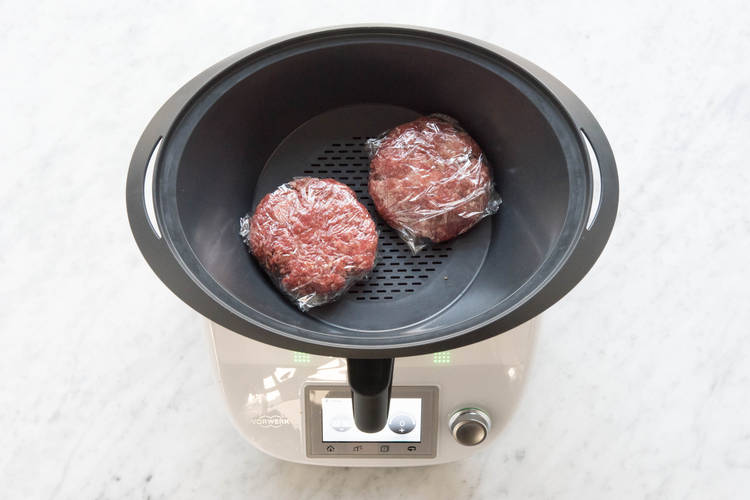 Varoma mit den Pattys aufsetzen