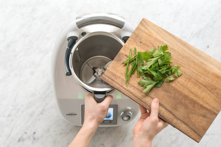 Kräuter in den Mixtopf geben