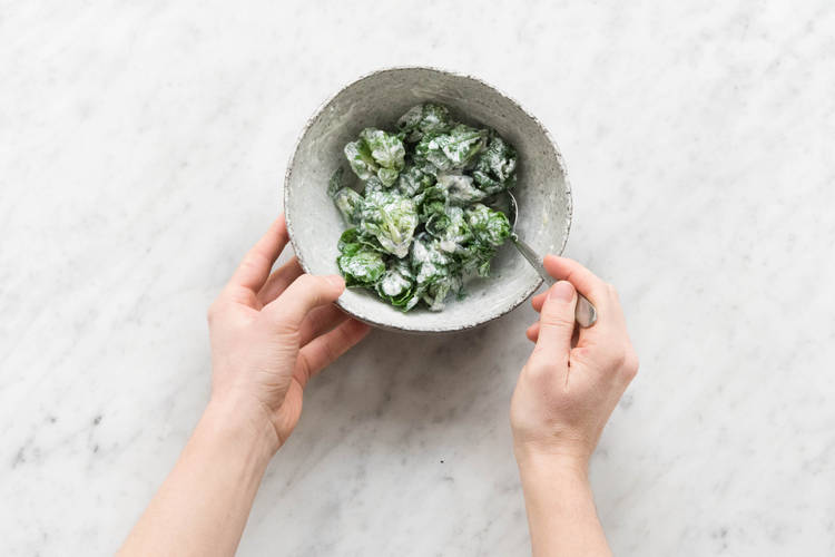 Kalette im Dressing marinieren.