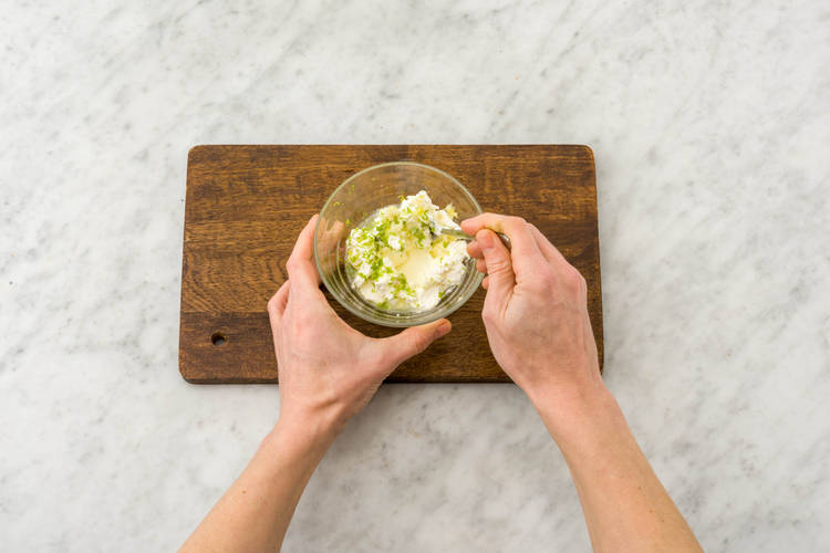 Frischkäse, Knoblauch, Senf und Schnittlauchröllchen mischen