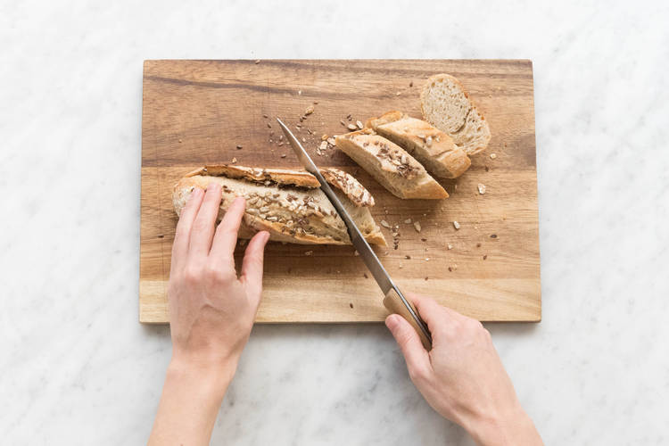Baguette in Scheiben schneiden