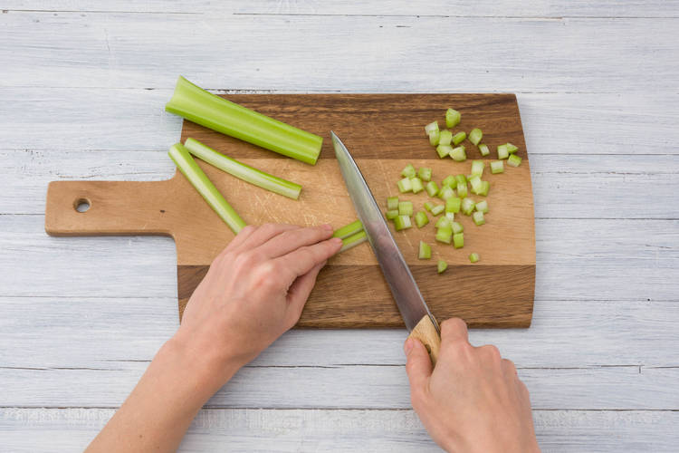 Stangensellerie würfeln