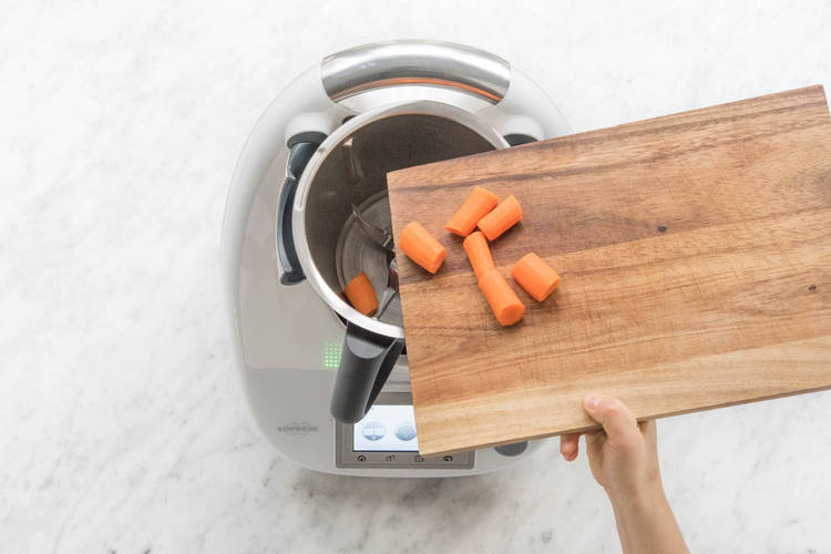 Grobe Karottenstücke in den Mixtopf geben