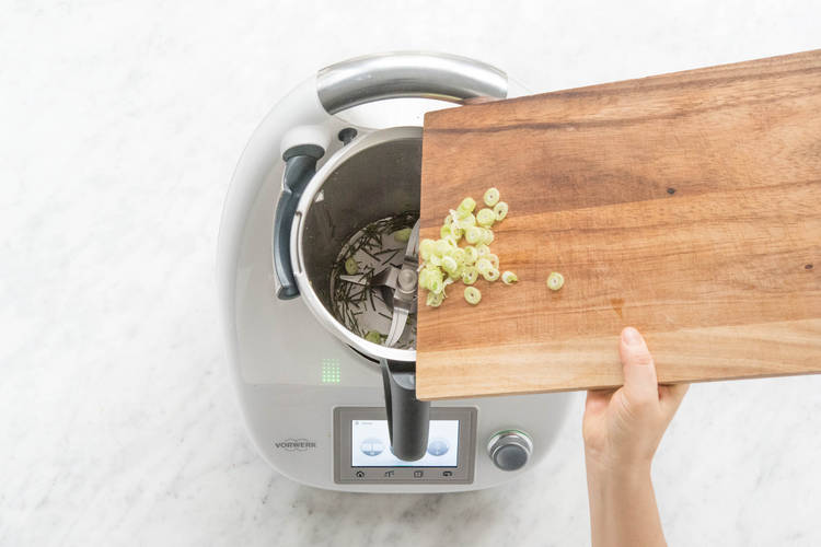 Weiße Frühlingszwiebelringe zugeben