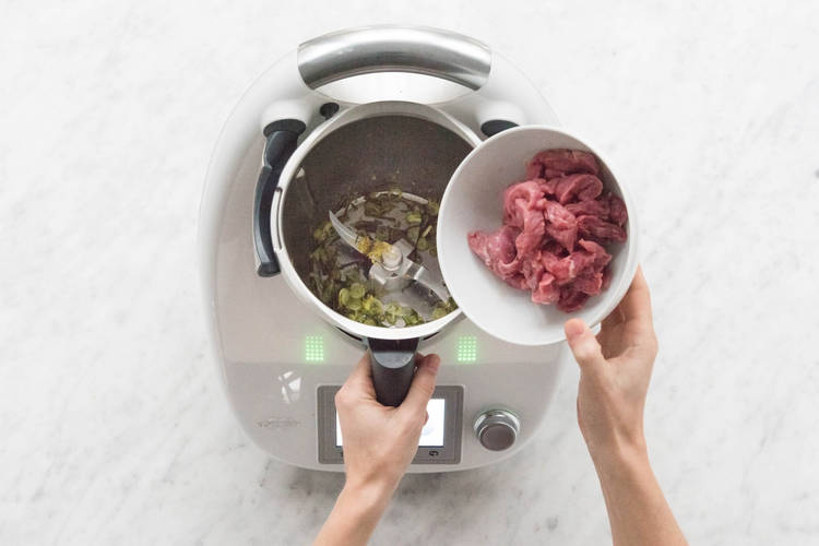 Rindergeschnetzeltes hinzugeben