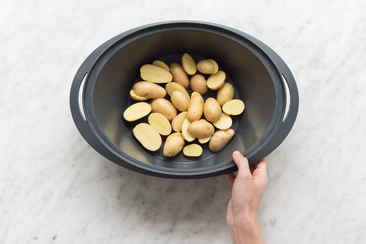 Kartoffelhälften in den Varoma-Behälter geben