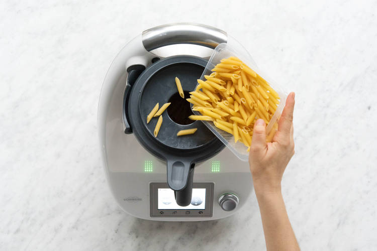 Penne durch die Deckelöffnung in den Mixtopf geben