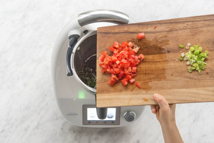 Tomatenwürfel zugeben