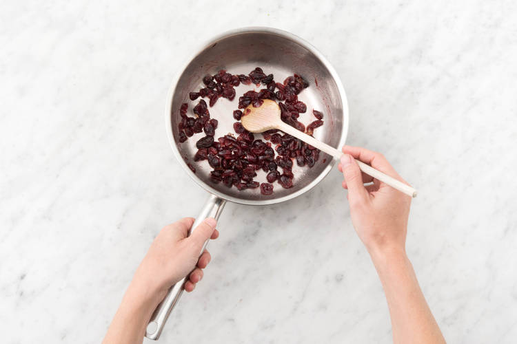 Cranberrys und braunen Zucker erhitzen