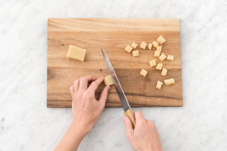 Marzipan grob würfeln