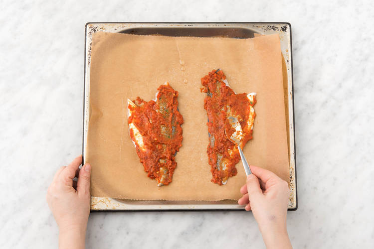 Besmeer de wijtingfilet in met de overige tomatentapenade