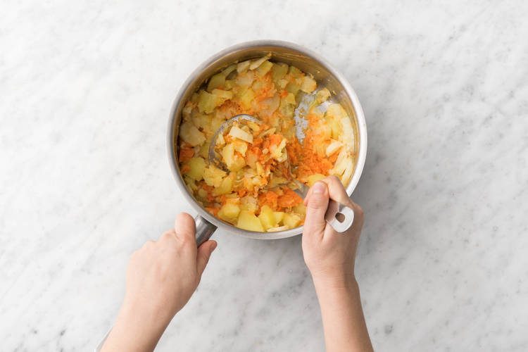 Stamp de aardappelen, pastinaak en bataat tot een grove puree