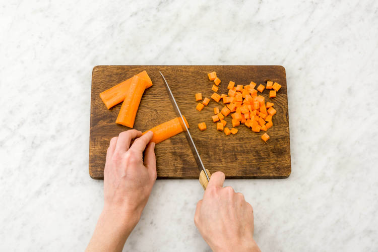 Karotte in Würfel schneiden