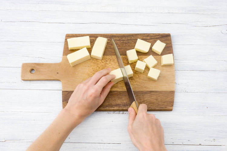 Paneer Würfel schneiden