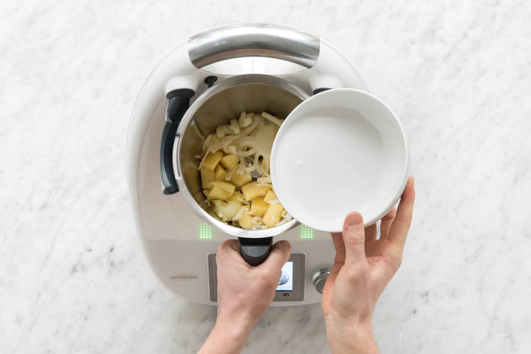 Kokosmilch in den Mixtopf geben