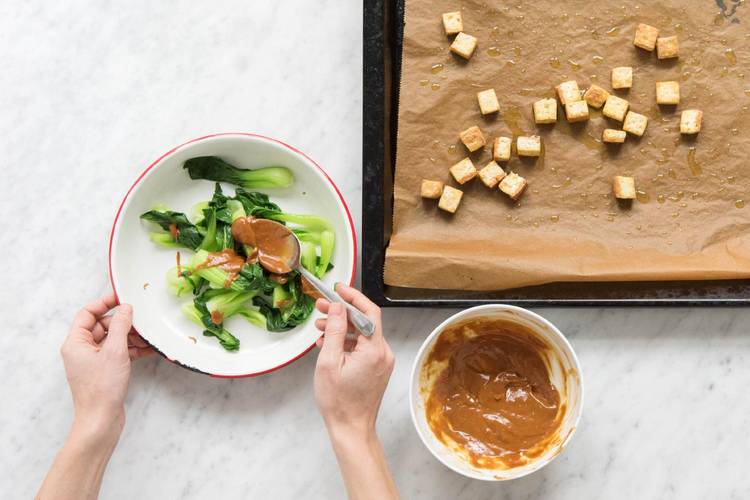 Pak Choi und Satay-Soße