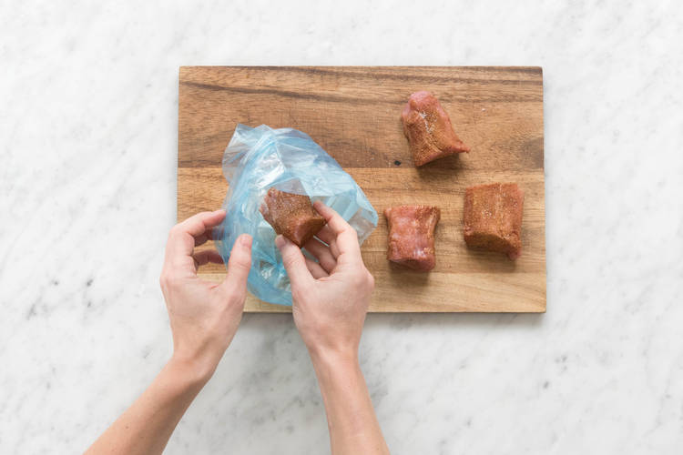 Schweinefilets in eine Gefrierbeutel wickeln