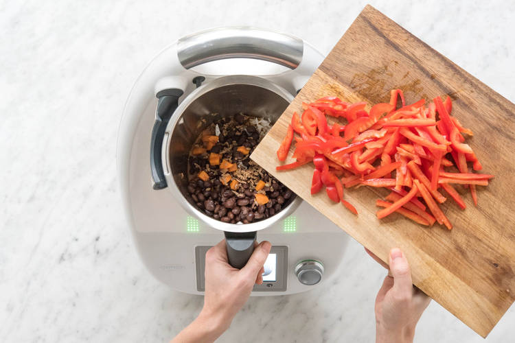 Paprikastreifen in den Mixtopf geben.