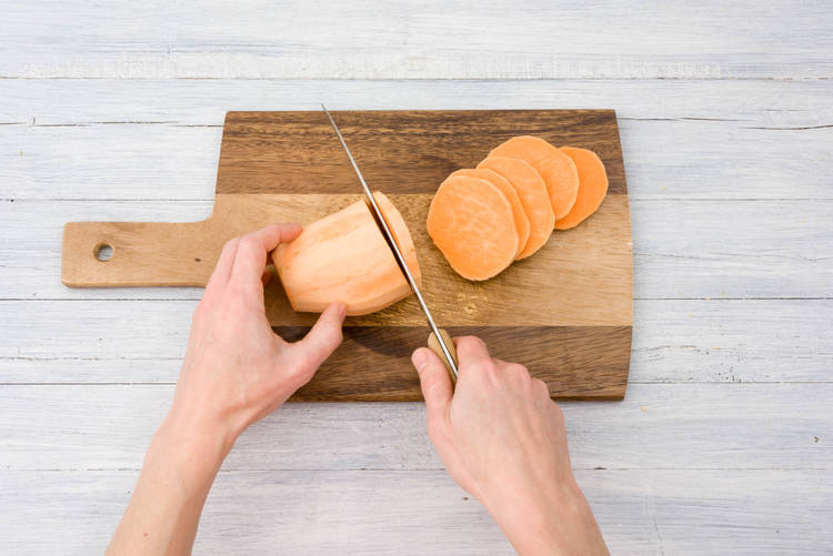 Snijd de bataat in plakken