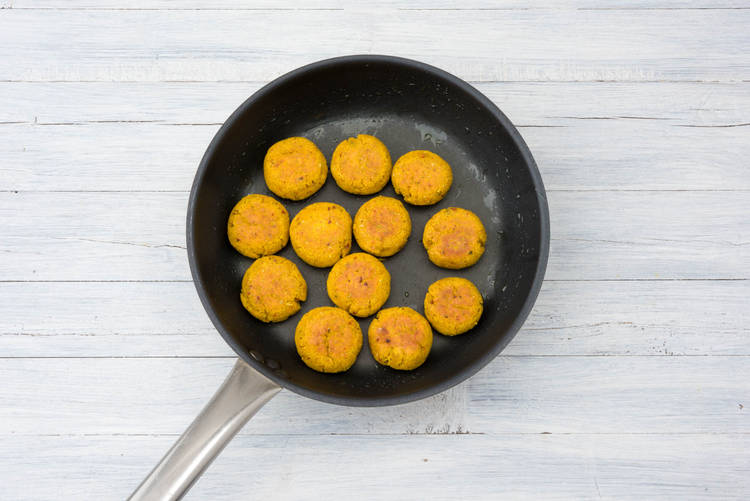 Bak de falafelballetjes in de koekenpan