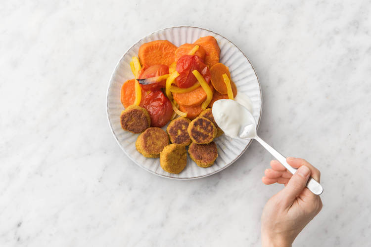 Serveer met de yoghurt