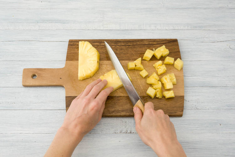 Snijd de ananas in blokjes