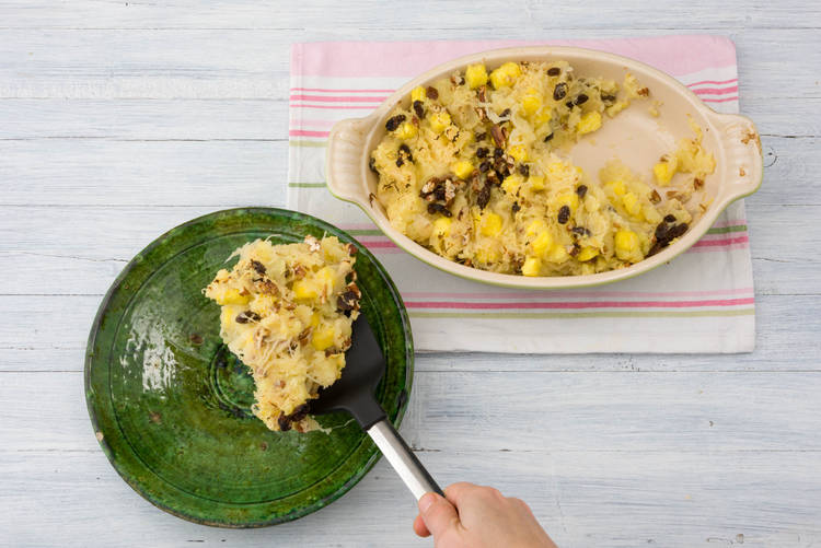 Verdeel de zuurkool-aardappelschotel over de borden