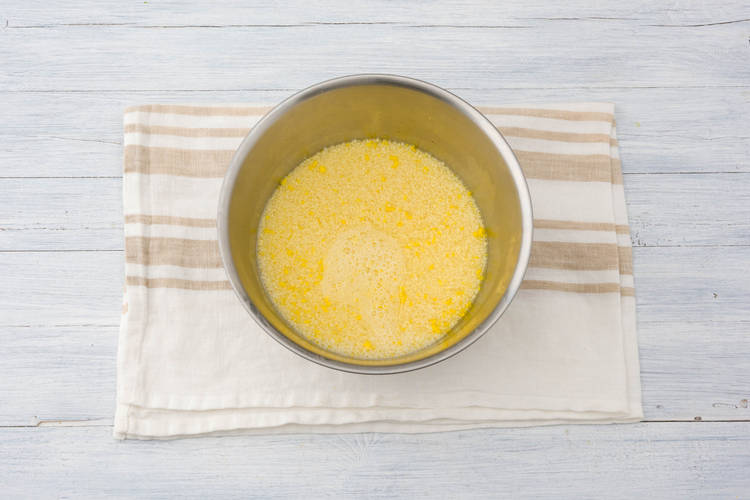 Couscous in eine große Schüssel geben