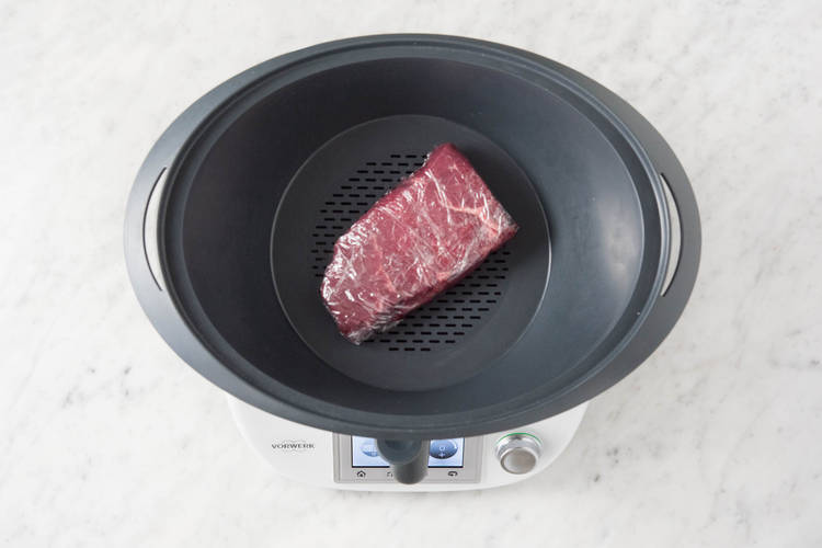 Rumpsteak in den Varoma Behälter auf den Rühreinsatz legen