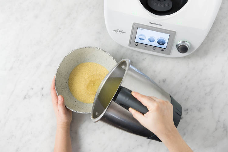 Gemüsebrühe über den Couscous gießen