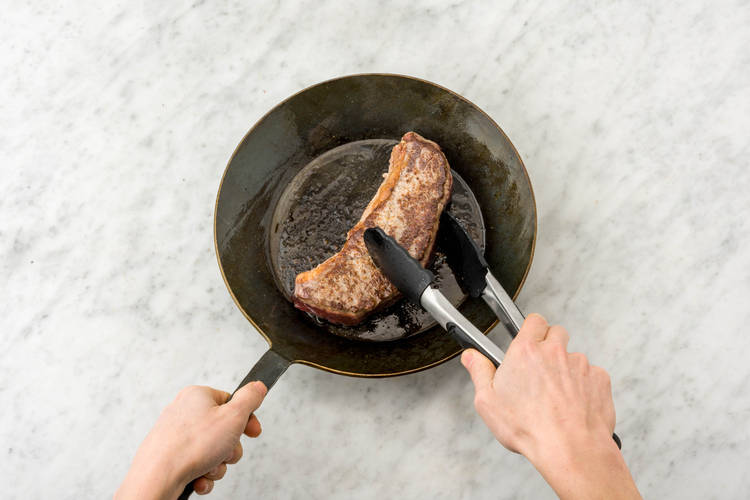 Steak von jeder Seite ca. 1 Min. kross anbraten