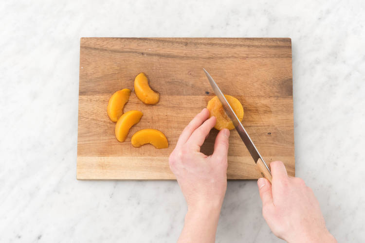 Slice the peach into 1 cm thick wedges