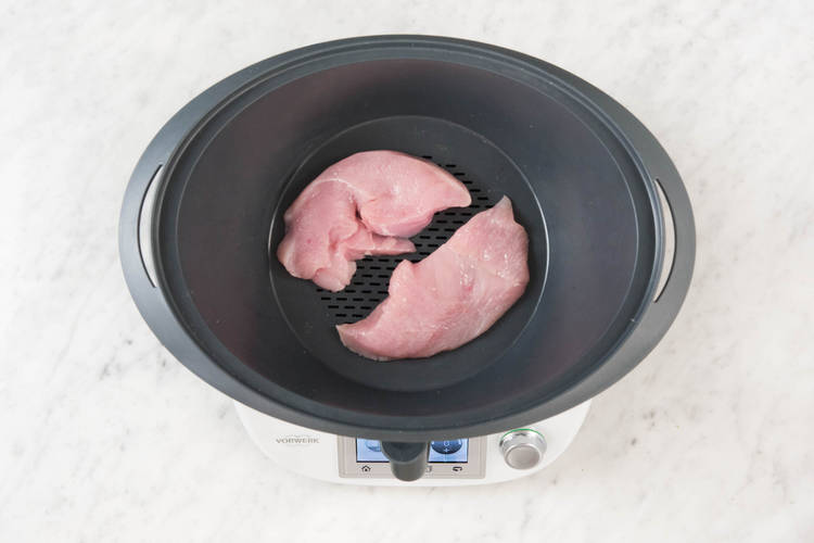 Hähnchenbrustfilets in den Varoma-Behälter legen