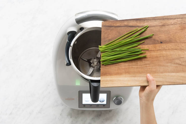 Schnittlauch in den Mixtopf geben