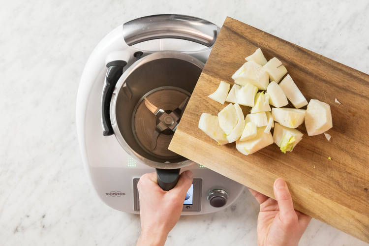 Fenchelstücke in den Mixtopf geben